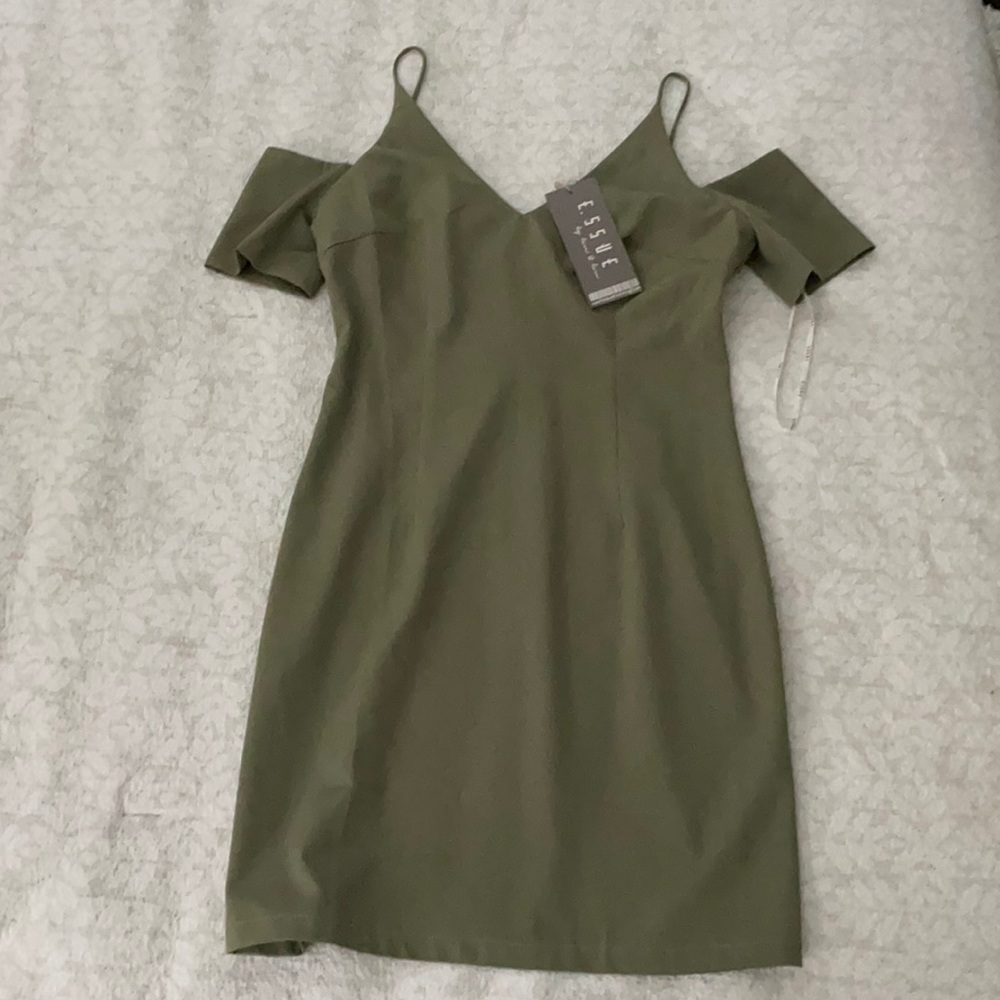 NWT off shoulder Essue dress